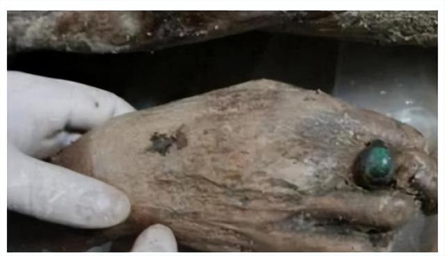 江苏发现无名女尸(江苏挖出诡异女尸)(12)