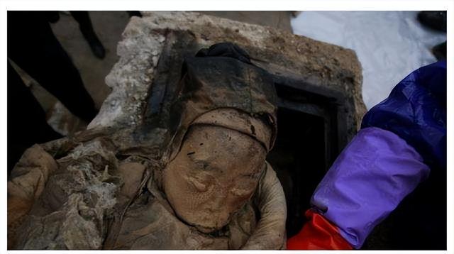 江苏发现无名女尸(江苏挖出诡异女尸)(9)