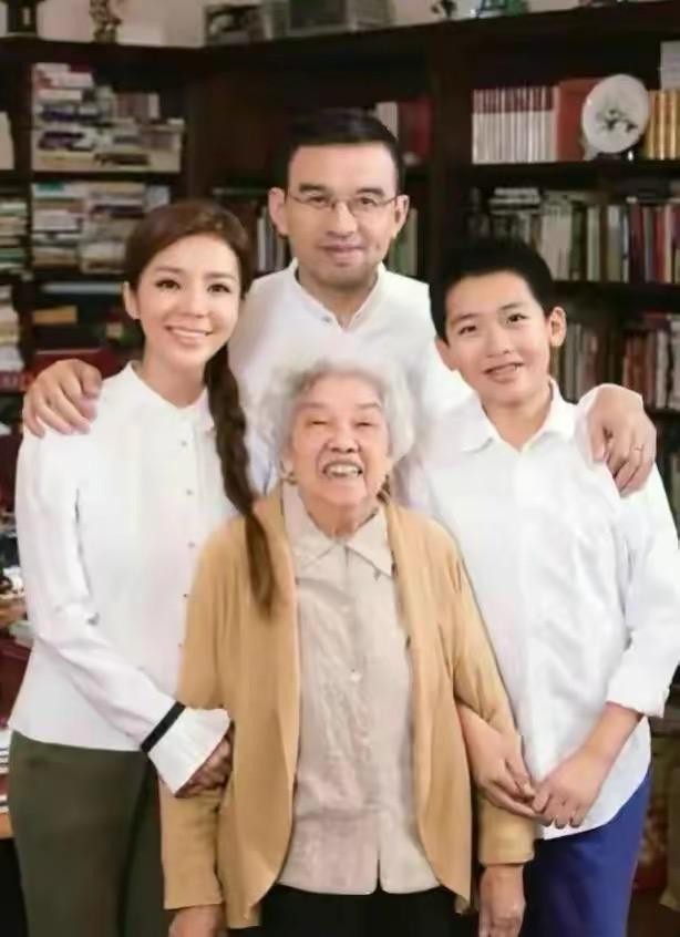 主持人周迅个人资料(朱迅两次抗癌成功幸福背后不易)