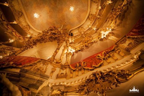 金碧辉煌的近义词和反义词(金碧辉煌的近义词是什么 标准答案)-第1张图片-