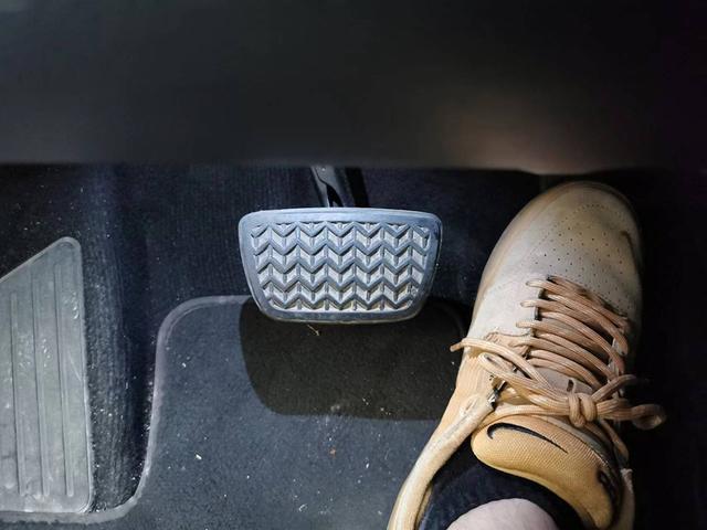 特斯拉刹车失灵事件是什么原因（特斯拉事故惹争议）(5)