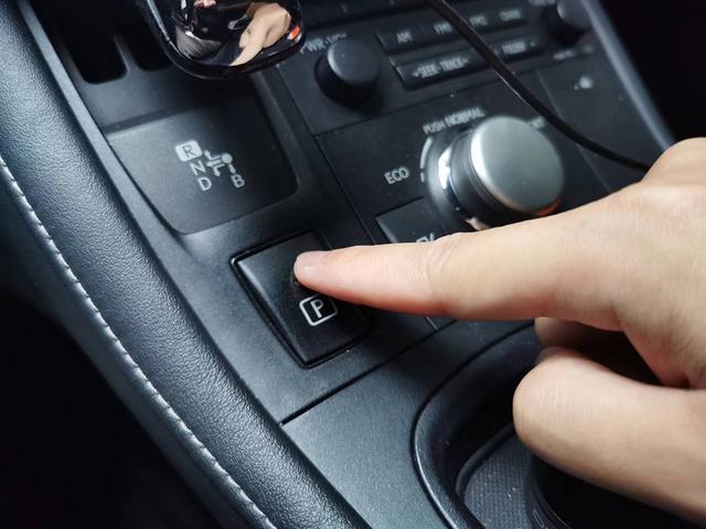 特斯拉刹车失灵事件是什么原因（特斯拉事故惹争议）(16)