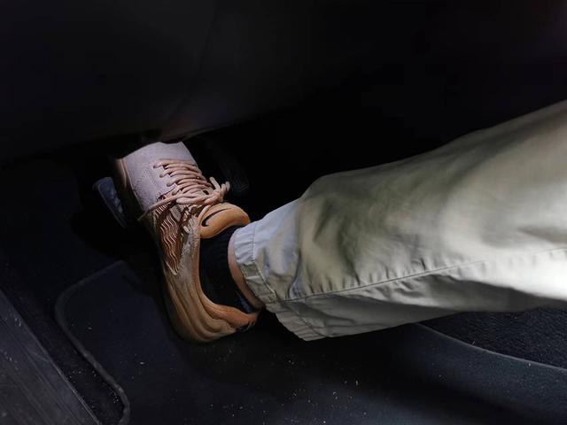 特斯拉刹车失灵事件是什么原因（特斯拉事故惹争议）(6)