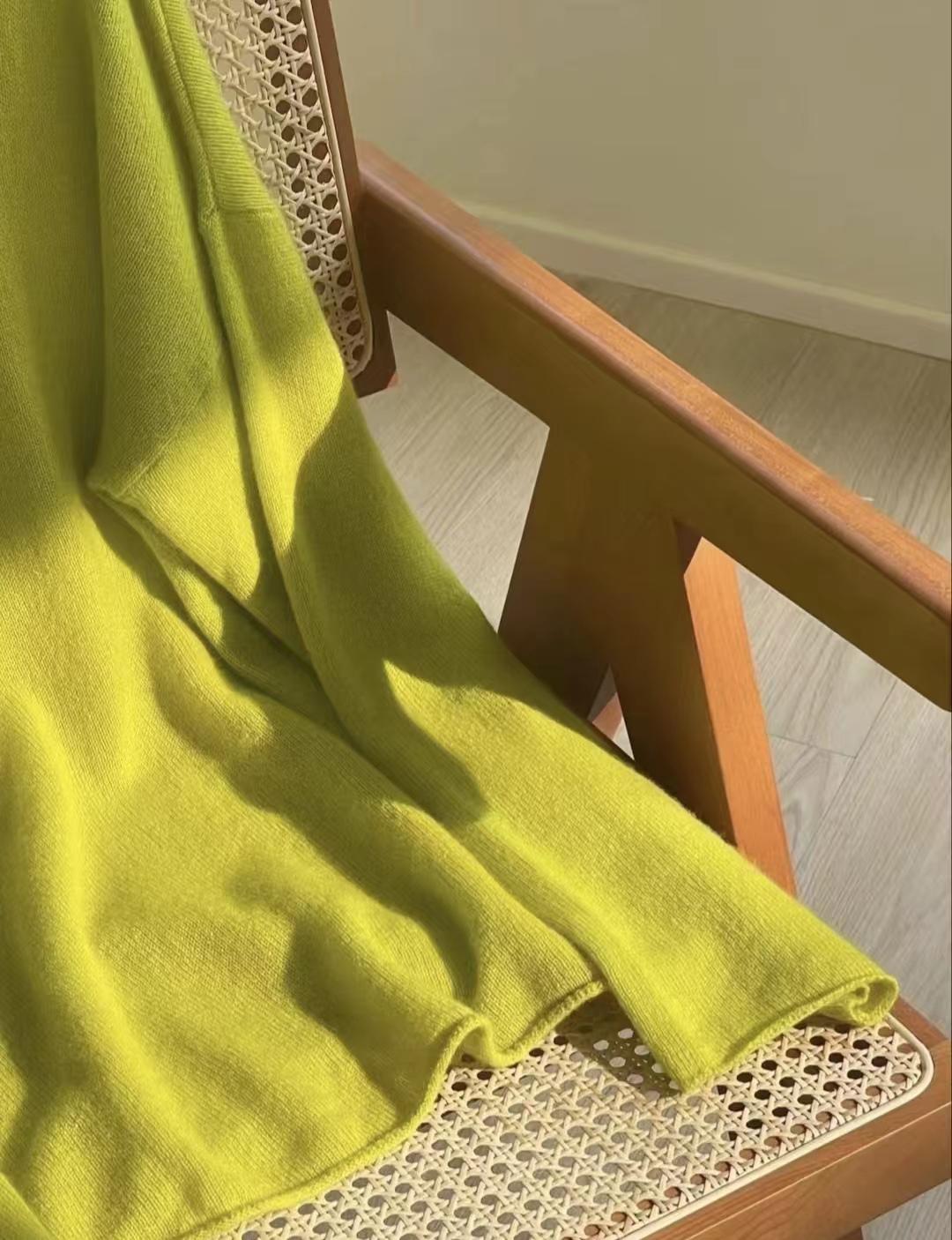 羊绒衫选哪个颜色好看(羊绒衫哪个颜色显高档)