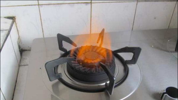 煤气灶熏黑锅底怎么回事,煤气烧了锅底黑怎么回事图4