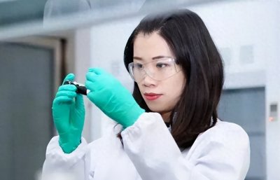 ​28岁女院长刘明侦走红，个人履历太“精彩”，爷爷身份更是不简单