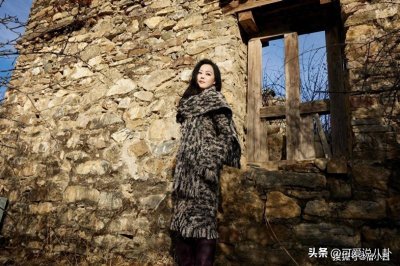 ​章小蕙61岁了，穿搭不露气质又显贵，普通人35岁都难以实现这状态