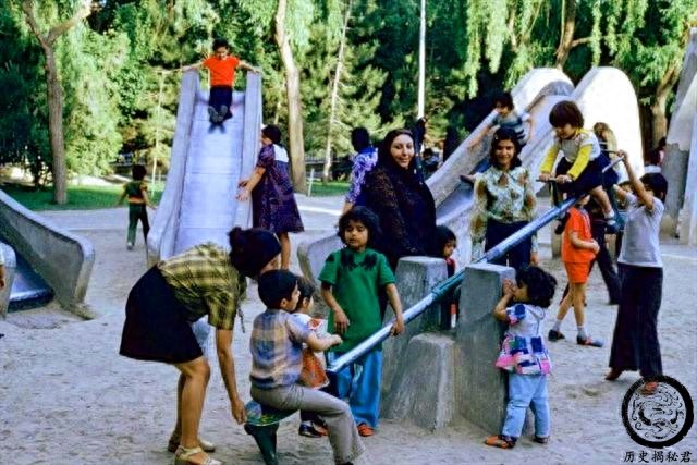 白色革命后的伊朗社会老照片：女人们思想开放，穿着时尚很漂亮