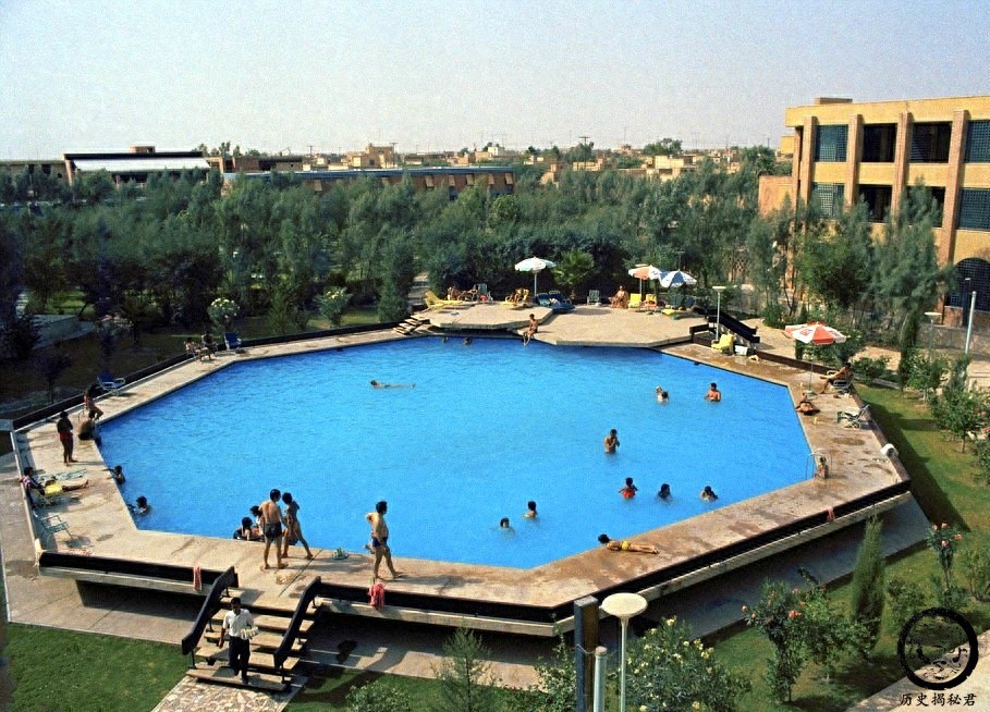 白色革命后的伊朗社会老照片：女人们思想开放，穿着时尚很漂亮