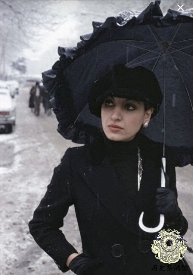 白色革命后的伊朗社会老照片：女人们思想开放，穿着时尚很漂亮