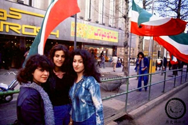 白色革命后的伊朗社会老照片：女人们思想开放，穿着时尚很漂亮