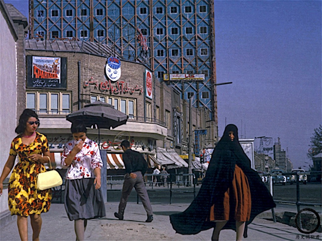 白色革命后的伊朗社会老照片：女人们思想开放，穿着时尚很漂亮