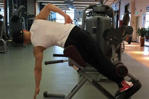 罗马椅挺身标准动作 罗马椅挺身能弯腰吗 罗马椅挺身标准动作 罗马椅挺身能弯腰吗