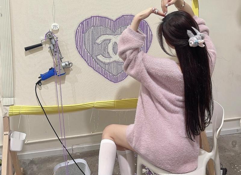 武汉一高楼外墙脱落砸中轿车致1死