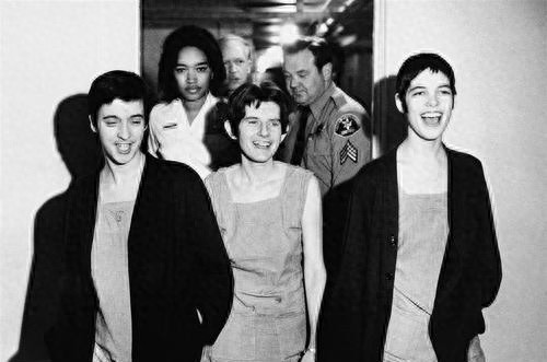 恶魔降临—曼森家族血案