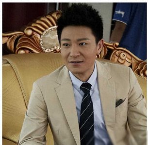 ​47岁李宗翰晒近照，赘肉明显脸像蜡像，男神也无法接受自然老去。