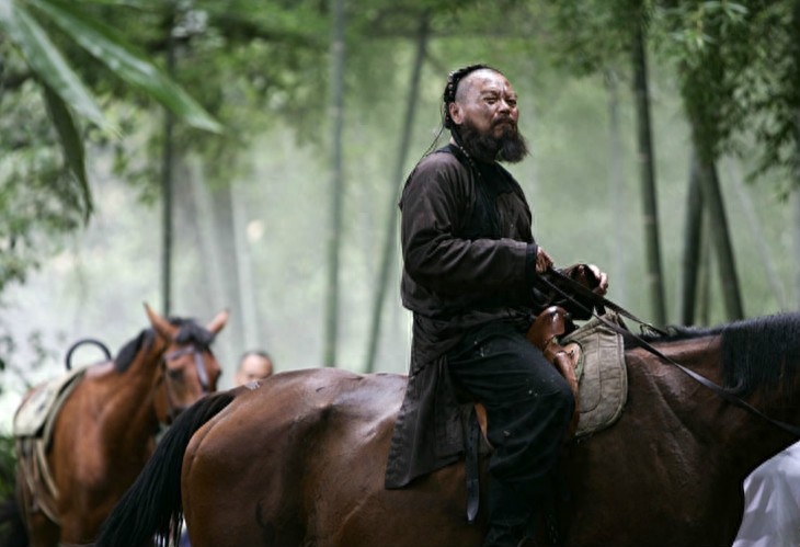 他是水浒传中的李逵，大宅门里的郑老屁，黄晓明和他称兄道弟