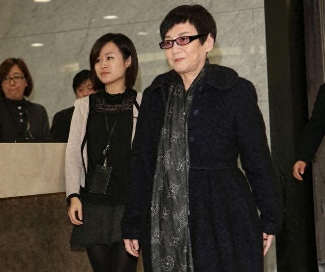 媒体大亨杨登魁葬礼，女儿大小S痛哭，罗志祥未参加被批忘恩负义！