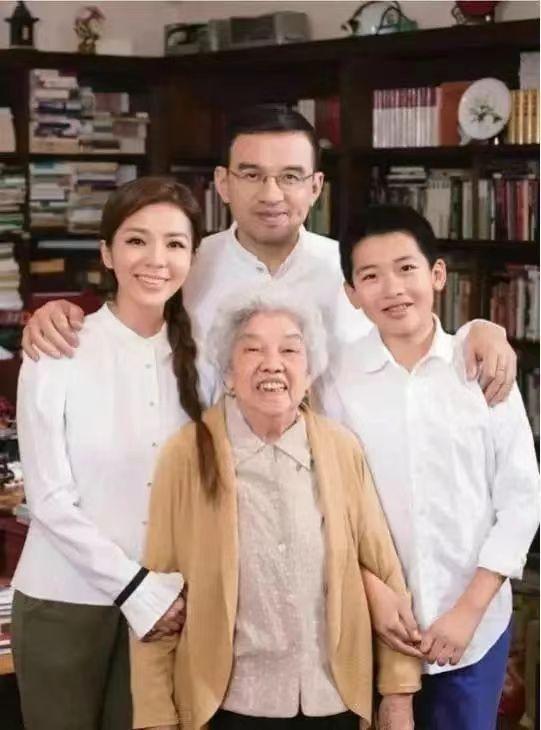 嫁大8岁王志，两度患癌， 心酸的朱迅，母亲的态度成了她一生的痛