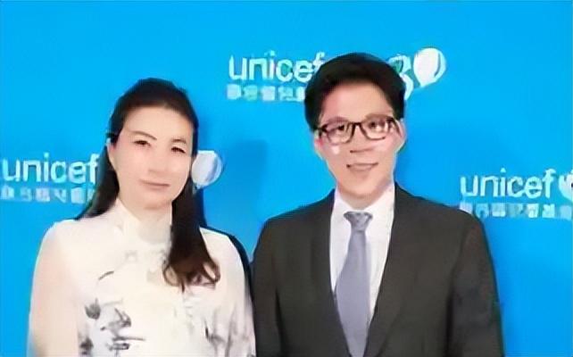 霍启刚个人资料简介（郭晶晶霍启刚：跳水皇后下嫁豪门，五年生三娃，相爱18年恩爱如初）