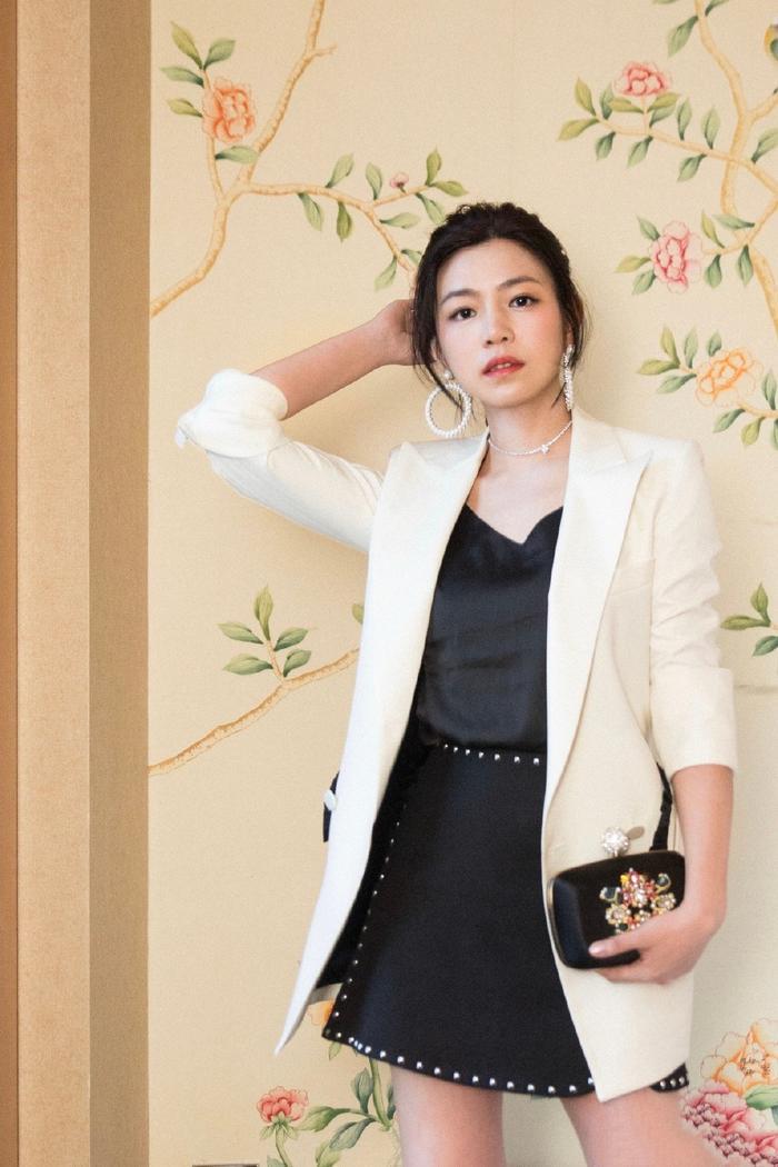 陈妍希与钟楚曦相差7cm，同穿白西装，输了身高却不输气质！