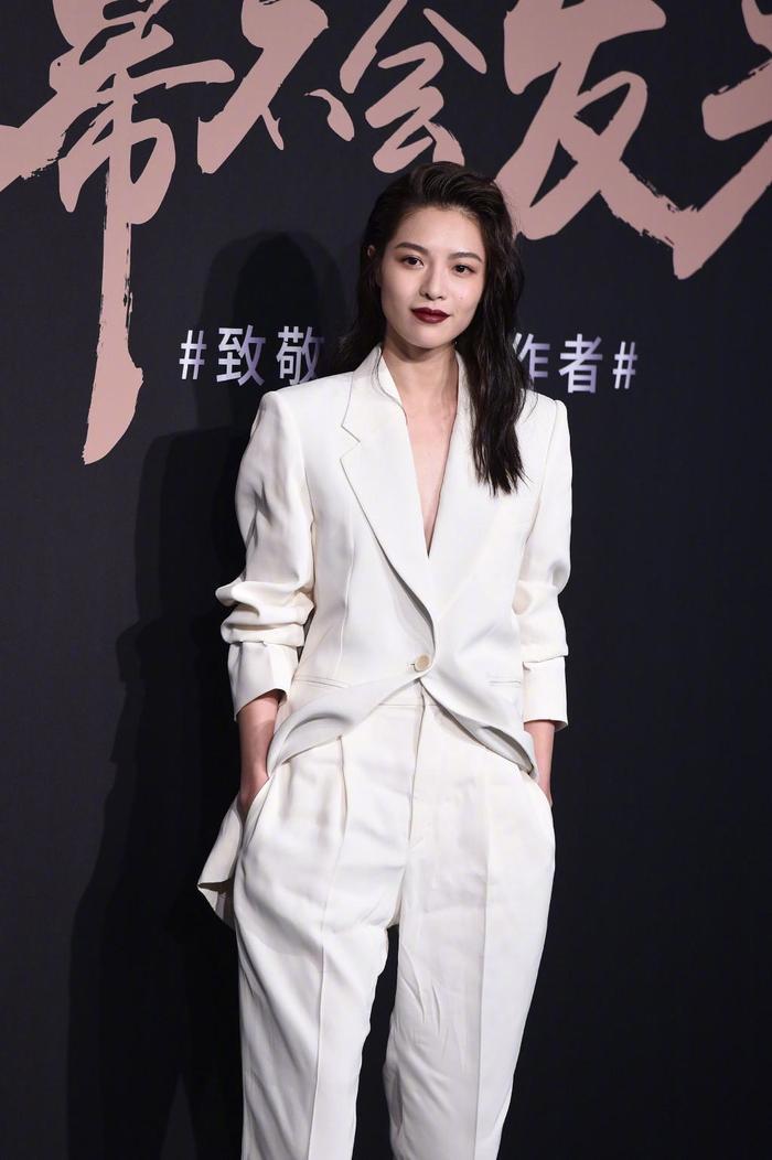 陈妍希与钟楚曦相差7cm，同穿白西装，输了身高却不输气质！
