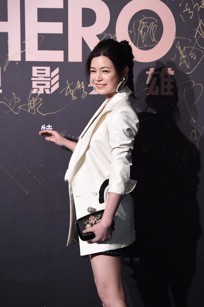陈妍希与钟楚曦相差7cm，同穿白西装，输了身高却不输气质！
