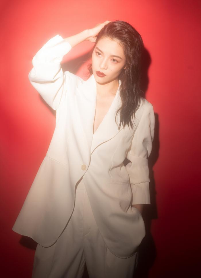 陈妍希与钟楚曦相差7cm，同穿白西装，输了身高却不输气质！