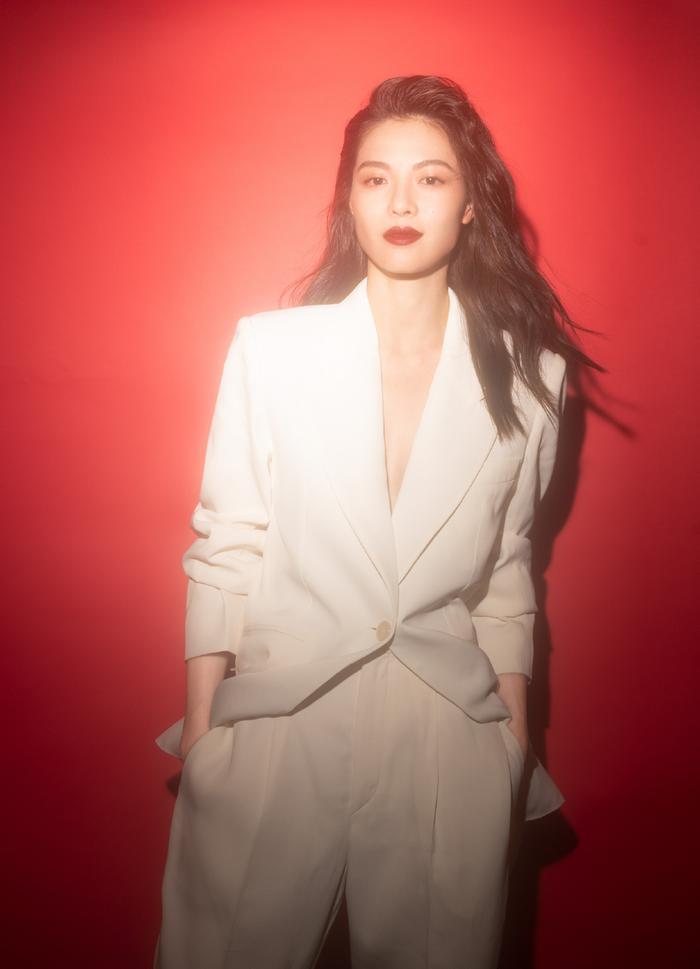 陈妍希与钟楚曦相差7cm，同穿白西装，输了身高却不输气质！