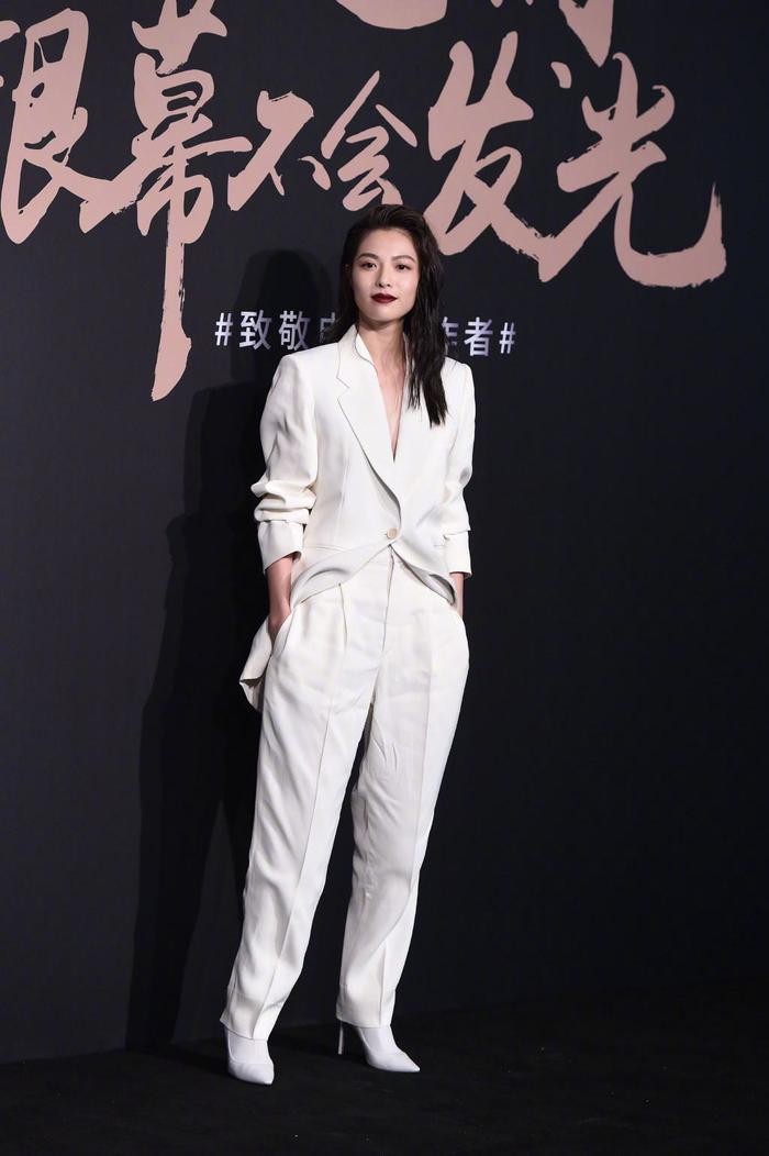 陈妍希与钟楚曦相差7cm，同穿白西装，输了身高却不输气质！
