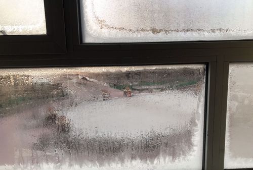 冬天玻璃窗内表面上会出现冰花这是由于室内空气中的水蒸气凝华放热形成的