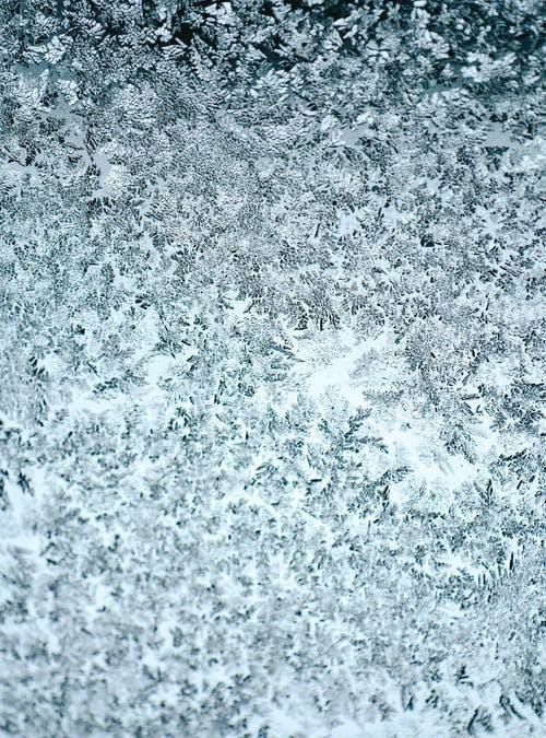 冬天窗户上冻冰是显示屋子冷还是热