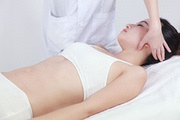 天容穴：属手太阳小肠经主要功、利咽消肿