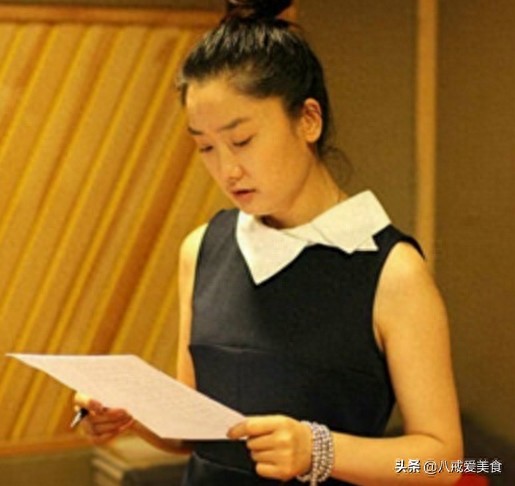 凤凰传奇主唱玲花素颜照，台上台下判若两人