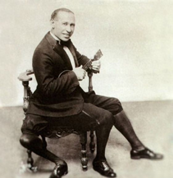 老照片纪录：拥有三条腿，两个生殖器官的男人