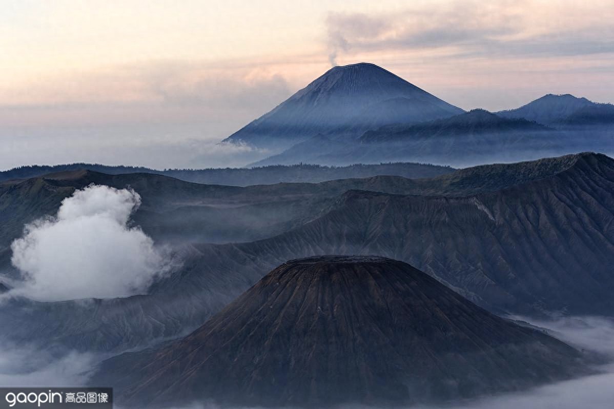 布罗莫火山，腾格尔山中心的一座活火山，印尼最为壮观的风景之一