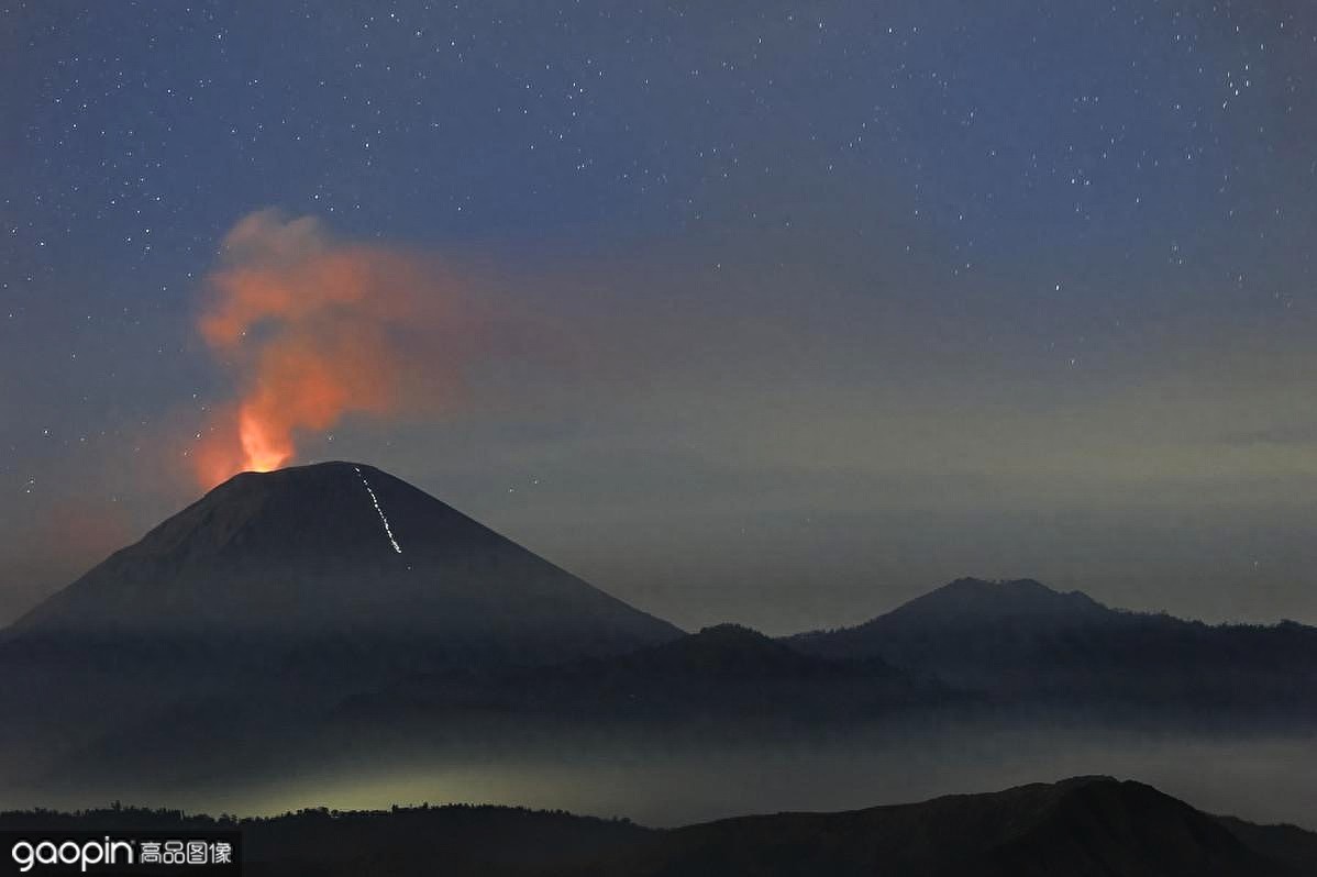 布罗莫火山，腾格尔山中心的一座活火山，印尼最为壮观的风景之一