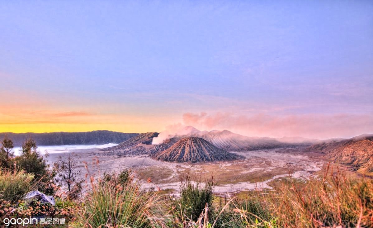布罗莫火山，腾格尔山中心的一座活火山，印尼最为壮观的风景之一