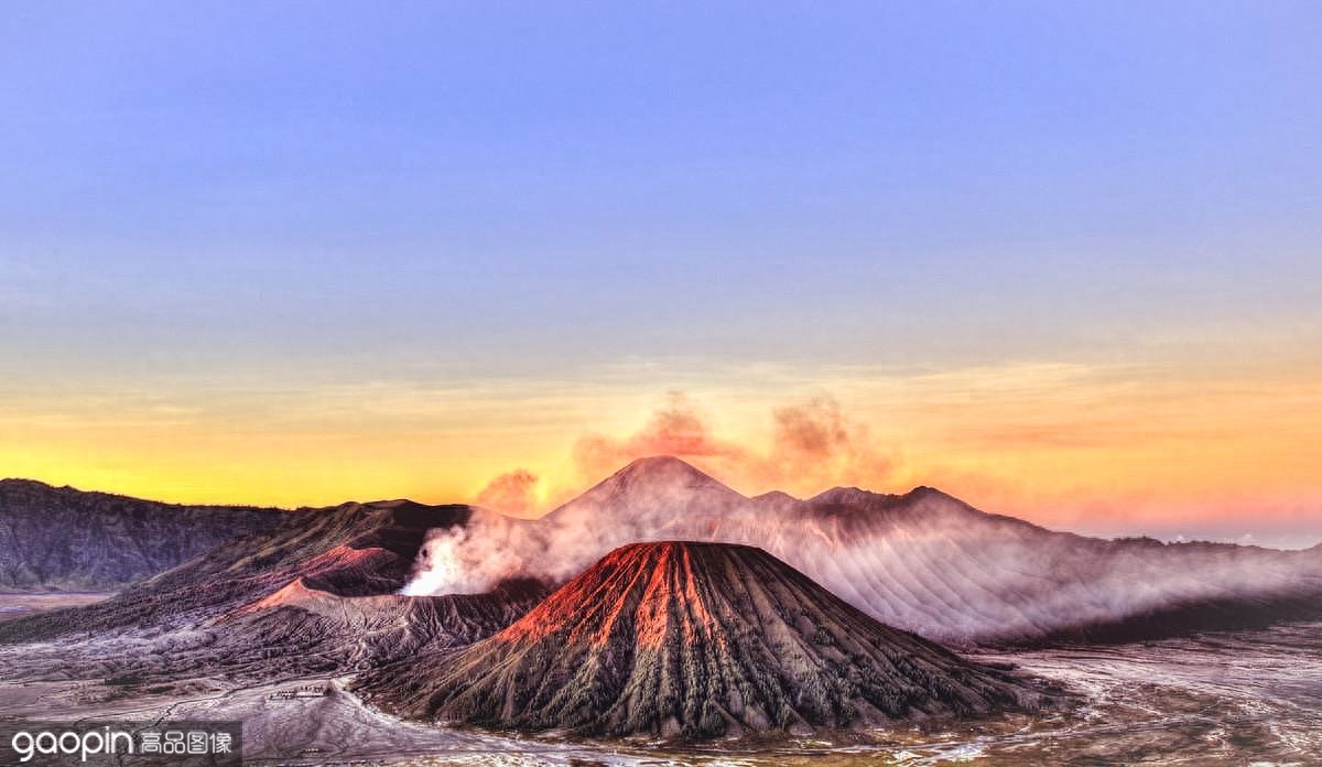 布罗莫火山，腾格尔山中心的一座活火山，印尼最为壮观的风景之一