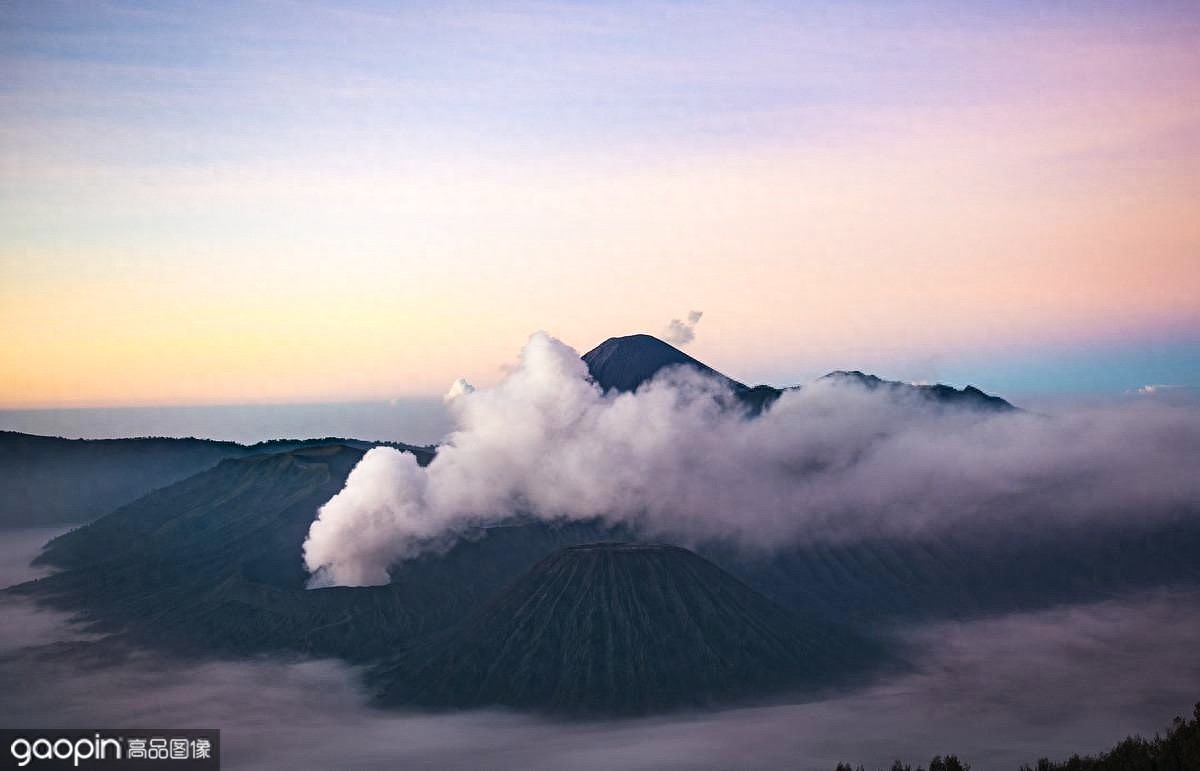 布罗莫火山，腾格尔山中心的一座活火山，印尼最为壮观的风景之一