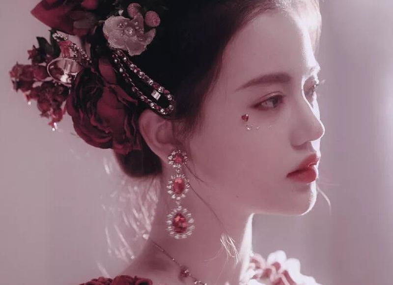 赞美少女的现代诗(赞美少女的现代诗歌)