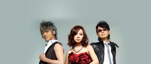 赵薇为什么被踢出娱乐圈（飞儿被甩之后被踢出团）