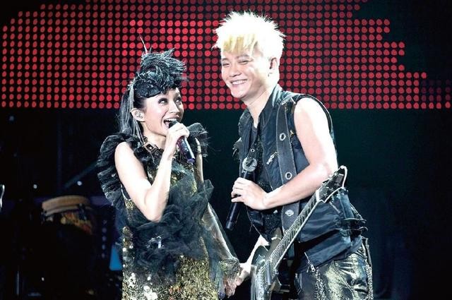 赵薇为什么被踢出娱乐圈（飞儿被甩之后被踢出团）