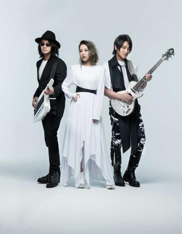 赵薇为什么被踢出娱乐圈（飞儿被甩之后被踢出团）