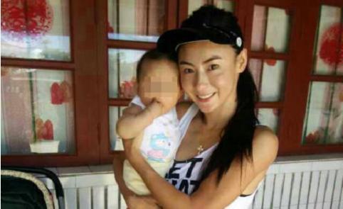 何孟怀承认有仨儿子，否认蹭张柏芝的热度，一张照片露出端倪