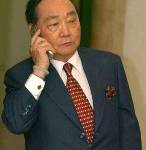 性感女星恋上70岁富商,遭其恐吓沦为餐厅服务员!