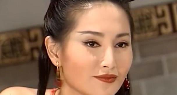 性感女星恋上70岁富商,遭其恐吓沦为餐厅服务员!