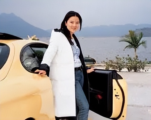 琵琶公主孙颖：41岁为爱嫁78岁三婚刘诗昆，三年后诞下一女