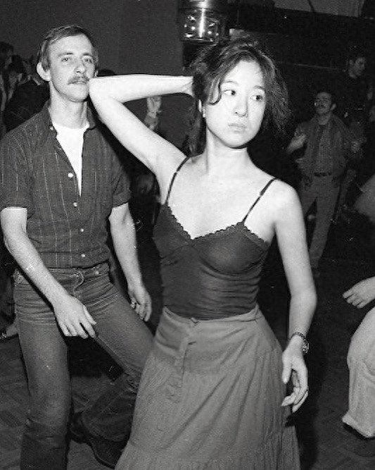 世界著名“婚纱女王”王薇薇美照大全，大秀马甲线穿热裤似嫩模