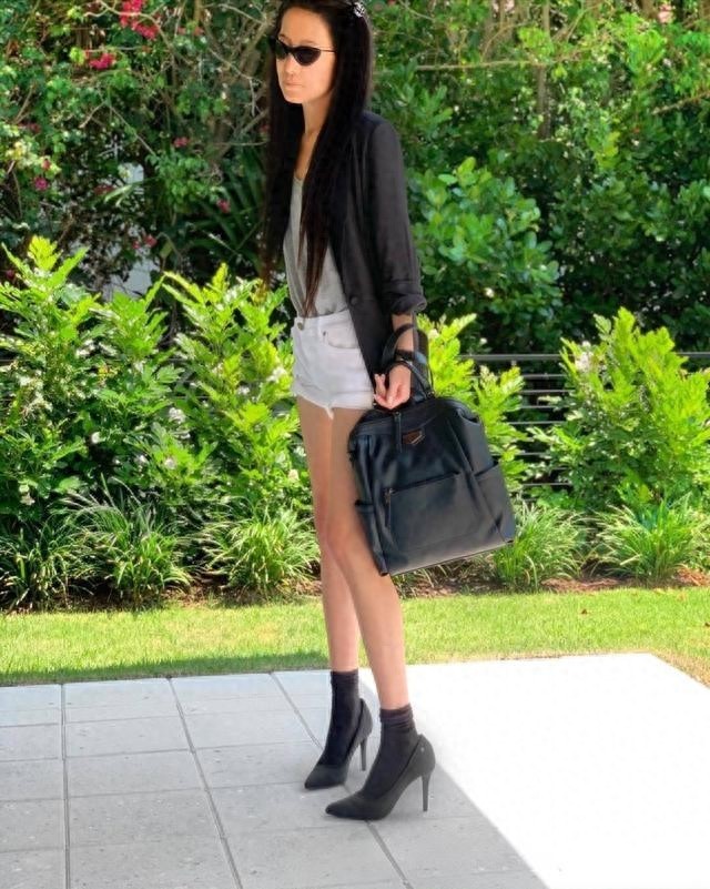 世界著名“婚纱女王”王薇薇美照大全，大秀马甲线穿热裤似嫩模